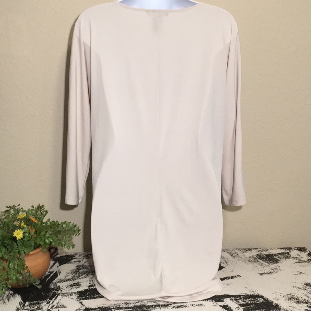 Chelsea & Theodore Women’s beige top - Picture 5 of 7